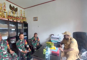 Babinsa Koramil 1710-02/Timika saat Gelar Komsos Bersama Aparat Kelurahan