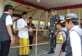 Dandim 0806/Trenggalek Letkol Kav Peddy Adi Prasetyo saat meninjau Pilkades serentak, Rabu (25/10)