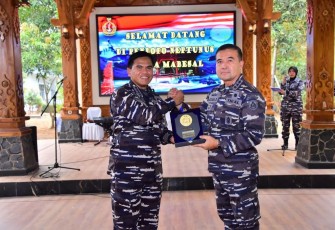 Kasal Laksamana TNI Muhammad Ali saat memberikan cenderamata 
