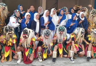 Ketua DPD PAN Kota Batu H. Rudi, bersama para Bacaleg saat sesi foto bersama usai membentuk Rumah Aspirasi Masyarakat