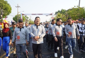 Danrem 081/DSJ Kolonel Inf H. Sugiyono jalan sehat bersama Sekda Jatim, Minggu (29/10)
