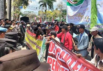 Ratusan Massa SPJSM Unras di Kantor Perhutani Blitar, Selasa 31 Oktober 2023.