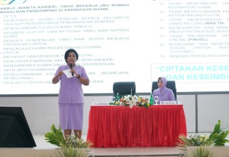 Ketua Umum Dharma Pertiwi Pusat  Ny. Vero Yudo Margono saat memberikan pembekalan pada kegiatan Penataran Istri Pasis Dikreg LI Sesko TNI TA 2023, bertempat di Sesko TNI Bandung, Jawa Barat, Rabu (1/11/2023).