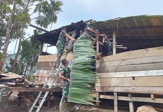 Bantu perbaiki atap rumah warga di perbatasan 