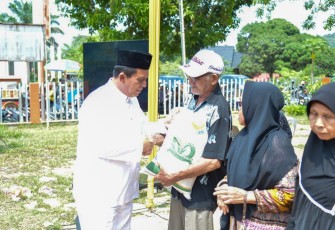 Gubernur Ansar Serahkan Bantuan Pangan Cadangan Beras Pemerintah Tahap II Untuk Warga Sekupang 