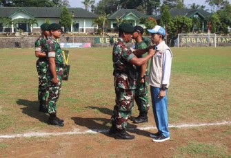 Komandan Kompi Evakuasi Yonkes 2/Yudha Bhakti Husada Kapten Ckm Rahmat Junaedi saat membuka LDKS calon pengurus OSIS SMKN 1 Batu, Senin (13/11)