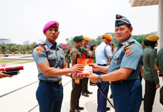 Panglima TNI Berikan Penghargaan kepada Prajurit Berprestasi