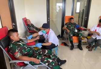 Donor darah prajurit Yonif PR 330/Tri Dharma di RSUD Cicalengka, Selasa (14/11)