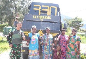 Senyum bahagia mama-mama Papua kenakan daster batik, Kamis (16/11)