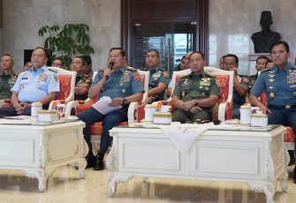 Panglima TNI Laksamana TNI Yudo Margono, S.E, M.M. didampingi KASAD, KASAL dan KASAU saat memimpin Kick Off Posko Pengaduan Netralitas TNI pada Pemilu 2024, di Ruang Hening Mabes TNI Cilangkap, Jakarta Timur, Senin (20/11/2023).