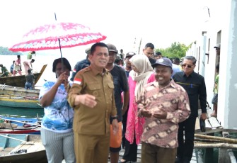 Gubernur Ansar Kunjungi Desa Tajur Biru Tinjau Proyek Pembangunan Rumah Suku Laut 