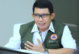 Kepala Badan Nasional Penanggulangan Bencana (BNPB) Letjen TNI Suharyanto, S.Sos., M.M. saat menghadiri Rapat Tingkat Menteri di Kantor Kemenko PMK, Jakarta pada Selasa (21/11).