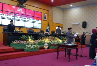 Syahrul Alim Lantik Lisi Sri Sumiarsih Gantikan Mendiang Said Nofandi Jadi Anggota Pengganti Antar Waktu DPRD Kota Blitar 2019-2024.