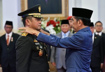 Presiden Joko Widodo resmi melantik Letjen TNI Maruli Simanjuntak jadi Kasad di istana negara, Rabu (29/11)