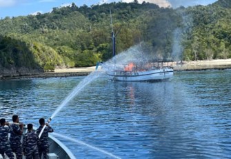 KRI Kapak 625 saat memadamkan kobaran api  KLM Indosiren, Kamis (30/11)