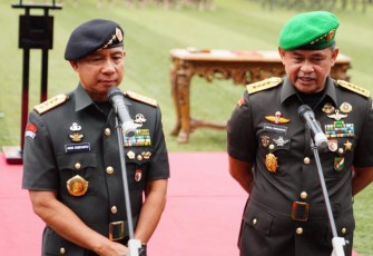 Panglima TNI Jenderal TNI Agus Subiyanto saat bersama Kasad Jenderal TNI Maruli Simanjuntak di Mabesad, Jakarta, Jumat (1/12/2023).