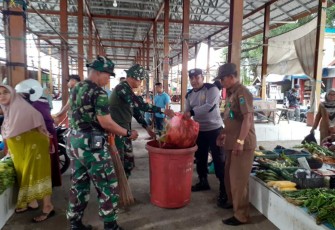 Pembersihan sampah pasar tradisional di wilayah Kabupaten HSU, Rabu (6/12)