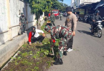 Karya bakti membersihkan saluran air di pasar Karangploso, Kamis (7/12)