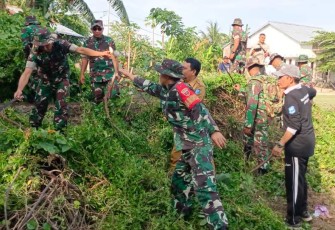 Karya bakti bersihkan lingkungan 