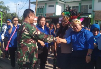Danramil 1710-07/Mapurujaya saat Hadiri Penutupan Penilaian Akreditasi Puskesmas