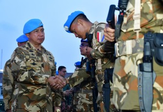 Panglima TNI Jenderal TNI Agus Subiyanto pada saat menjadi Inspektur Upacara melepas keberangkatan 120 Prajurit TNI ke daerah misi Lebanon, yang tergabung dalam Satuan Tugas (Satgas) Kontingen Garuda (Konga) MTF XXVIII-O/UNIFIL TA 2023, bertempat di Kolinlamil, Jakarta Utara. Senin (11/12/2023).