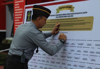 Kalapas Cilegon saat penandatanganan Penandatanganan Netralitas Pegawai dalam Pemilu 2024, Selasa (12/12)