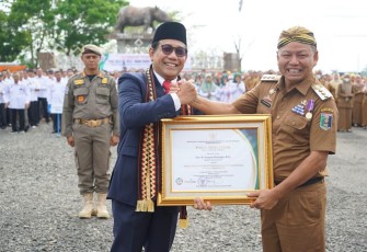 Mendes PDTT Abdul Halim Iskandar saat memberikan penghargaan di Lampung Timur, Selasa (12/12)
