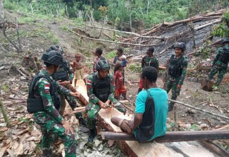 Prajurit satgas Yonif 310/KK belajar mengolah sagu, Rabu (13/12)