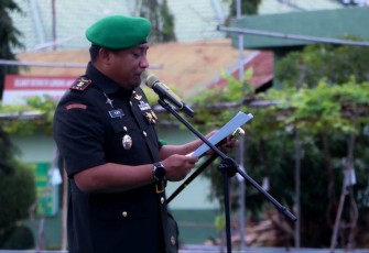 Dandim 0104/Atim Letkol Inf Tri Purwanto saat membacakan amanat Kasad, Jum'at (15/12)