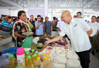 MenkopUKM Teten Masduki saat meninjau pedagang pasar Kareka Nduku Selatan , Sumba Barat, NTT