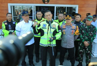 Kapolda Jatim Irjen Pol Imam Sugianto saat konferensi pers, Senin (18/12)