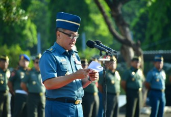 Pati Sahli Tk. III Bid. Banusia Panglima TNI, Laksda TNI Hanarko Djodi Pamungkas, saat membacakan Sambutan Presiden RI dalam amanatnya pada upacara peringatan Hari Bela Negara ke-75 Tahun 2023. Dengan mengusung Tema "Kobarkan Bela Negara untuk Indonesia Maju", berlangsung di Lapangan Apel B3 Mabes TNI Cilangkap, Jakarta Timur. Selasa (19/12/2023).
