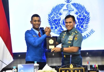 Kasal Laksamana TNI Muhammad Ali memberikan cenderamata siswa Taruna Nusantara 