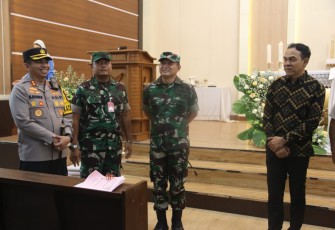 Dandim 0803/Madiun Letkol Inf Meina Helmi saat pengamanan ibadah Natal di gereja 