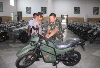 Dandim 0803/Madiun Letkol Inf Meina Helmi saat menerima kunjungan Kapolres Madiun