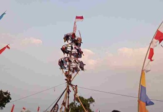 Panjat pinang di bendungan 