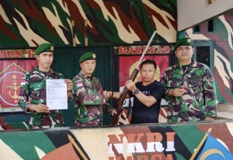 Satgas Yonif 621/Mtg menerima senjata secara sukarela dari warga perbatasan 