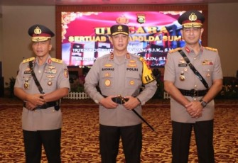 Kapolda Sumsel Irjen Pol A Rachmad Wibowo foto bersama usai sertijab Wakapolda Sumsel Brigjen Pol M Zulkarnain (kanan). Senin (2/1)