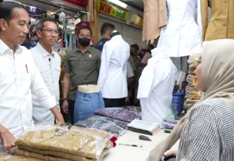 Pj Gubernur DKI Jakarta Heru Budi Hartono saat mendampingi Presiden Jokowi mengunjungi Blok A Pasar Tanah Abang, Senin (2/1)