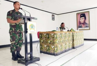 Dandim 0801/Pacitan Letkol Inf Roliyanto saat memberikan Jam Komandan