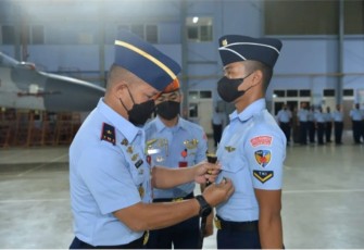 Danlanud Sultan Hasanuddin Marsma TNI David Yohan Tamboto saat membuka pelatihan JEMBSC di Skadron Teknik 044 Lanud Sultan Hasanuddin, Rabu (4/1)