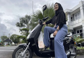 Kendaraan listrik lebih hemat, praktis dan trendy saat dipakai Velika (22) warga jalan Tanjung Pura, Pontianak, Rabu (4/1) 
