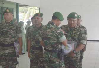 Dandim 1001/HSU-BLG Letkol Inf Dhuwi Hendradjaja saat memberikan cenderamata prajuritnya pindah satuan