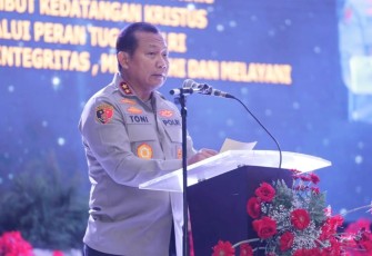 Kapolda Jatim Irjen Pol Toni Harmanto saat memberikan sambutan dalam perayaan Natal anggota Polda Jawa Timur di gedung Mahameru, Surabaya, Kamis (12/1)