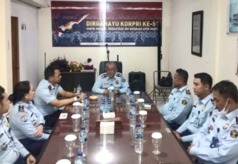 Kadiv Keimigrasian Ujo Sujoto saat memberikan pengarahan di kantor Imigrasi Kelas II TPI Cilegon 