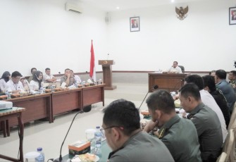 Deputi Bidang Koordinasi Pertahanan Negara' Kemenko Polhukam Mayjen TNI Heri Wiranto saat pimpin rakor Pengendalian Isu Penjualan Pulau Pananggalat Mentawai di Korem 032/Wbr, Padang, Rabu (18/1)