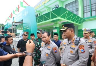 Kapolda Jatim Irjen Pol Toni Harmanto saat memberikan keterangan pers usai pengecekan GOR Delta Sidoarjo, Kamis (2/2)
