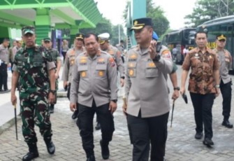 Kapolda Jatim Irjen Pol Toni Harmanto menerima paparan rekayasa lalulintas dari Dirlantas Polda Jatim 