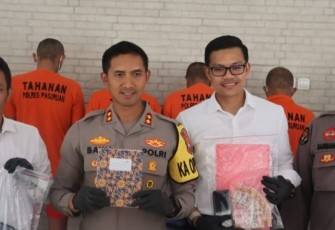 Kapolres Pasuruan AKBP Bayu Pratama Gubunagi saat memberikan keterangan pers terkait perdagangan manusia di Mapolres Pasuruan, Senin (13/3)