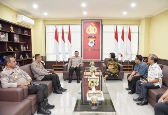 Kapolda Maluku Irjen Pol Drs Lotharia Latif bersama Kepala Kanwil BPN Provinsi Maluku Fransiska Vivi Ganggas